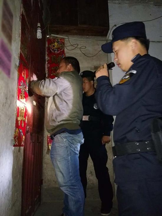长沙粗心妈妈误将幼女锁家中 民警全城寻开锁师傅开门